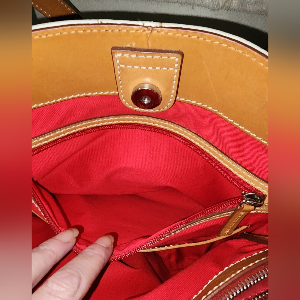 Elegant White and Tan Leather Dooney Bourke Gorgous Tote Bag - Picture 13 of 16
